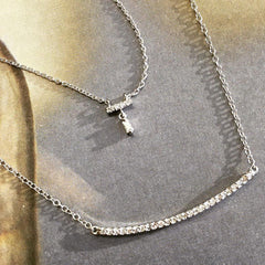bar necklace in gold with diamonds