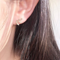 small leaf post earrings in yellow gold